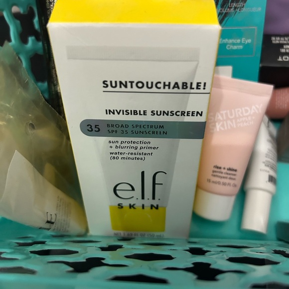 Beauty and Skincare Gift Set - Picture 3 of 16